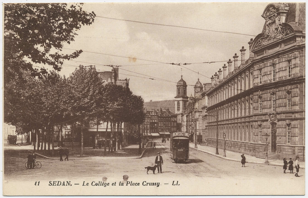 11 - Sedan - Le Collège et la Place Crussy.