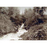 Cascade de Jacob avec promeneuses. 