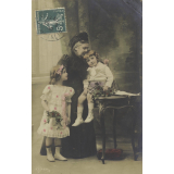 Grand-mère et petits-enfants. 