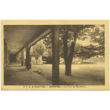 E.P.S. de Jeunes Filles - Carpentras - La cour de Récréation.