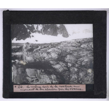 La Vie et les moeurs du pingouin Adélie. Le même coin de la rookerie au moment de son abandon par les oiseaux.