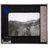 Roches et terrains. Murailles de roches à Parmile dans le Daghestan.