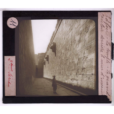 Civilisation égyptienne, le temple. Edfou. Le grand couloir derrière le mur d'enceinte.