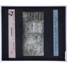 Histoire du costume, Antiquité. Assyrie. Bas relief. Le roi sur son char. Louvre.