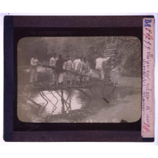 Les Travaux du génie dans un régiment de sapeurs mineurs. I. Fascinages, passerelles, ponts. Mise en place d'un chevalet travée.