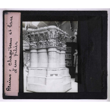 Architecture gothique I. - Edifices religieux. Reims : chapiteau et base d'un pilier.