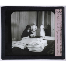 Un Hôpital moderne. Hôpital Pasteur (Services annexes). Confection de la lingerie pour malades.