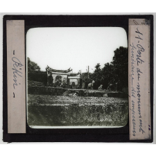 La Chine. Pékin. Armée chinoise. Supplices. Porte du monument funéraire des empereurs.