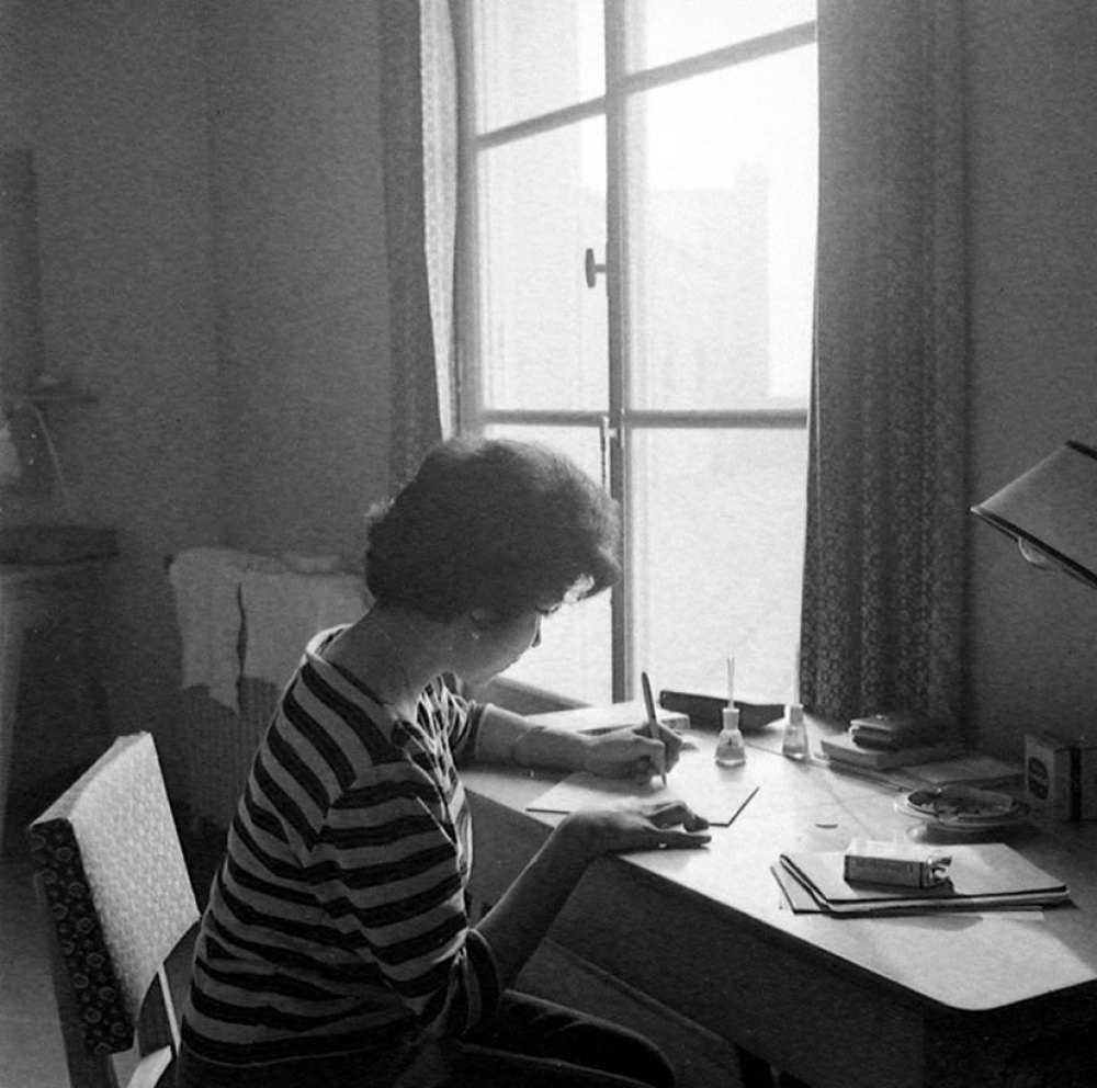 Maison de l'Alliance française : Une étudiante dans sa chambre