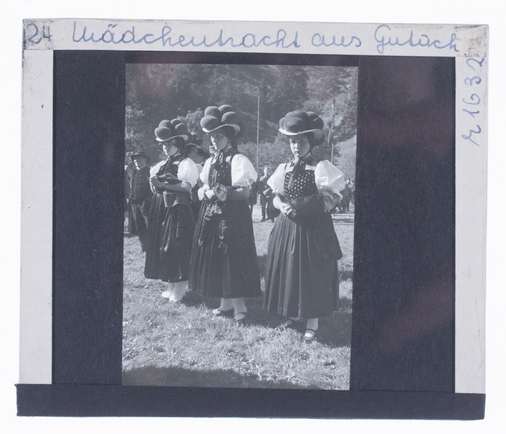 Mädchentracht aus Gutach = Costume de jeunes filles de Gutach