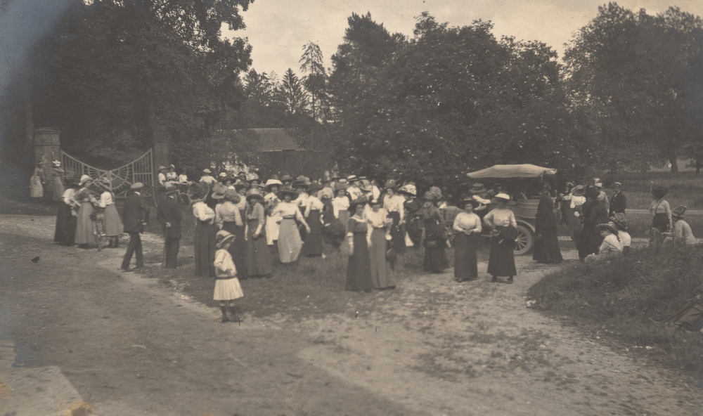 Sortie scolaire des élèves de l'École pratique de commerce et d'industrie de jeunes filles de Rouen