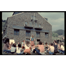 Auberge de jeunesse étrangère : enfants assis en ronde