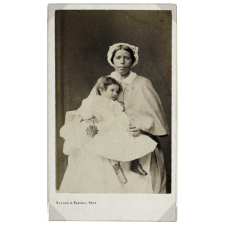 Nurse et enfant ou mère et enfant.