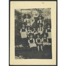 Fillettes d'une école d'Alsace. 