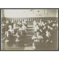 Ecole maternelle, rue de Blainville, section des grands, classe A, travail manuel (fleurs, glycines).31
