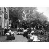 Jeunes filles dans le parc de leur lycée. 