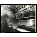Enfant mal-voyant jouant du piano. 