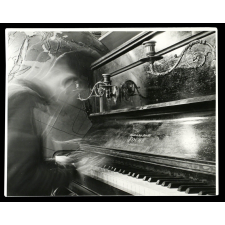 Enfant mal-voyant jouant du piano.