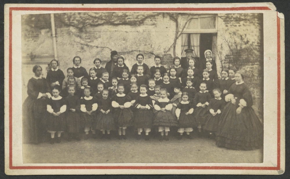 Groupe d'élèves d'une école de filles. 