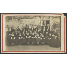 Groupe d'élèves d'une école de filles.