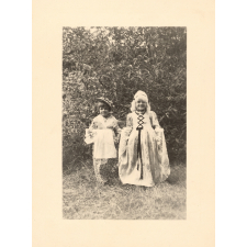 Deux enfants costumés