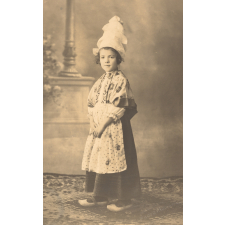 Portrait d'une fillette en costume