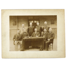Photographies de groupe des professeurs et du directeur. 