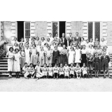 Groupe de jeunes gens. 