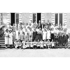 Groupe de jeunes gens.