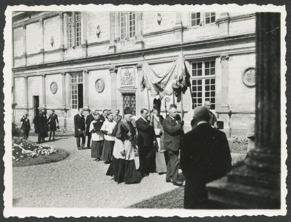 Institution Saint Joseph, Château de Mesnières : cérémonie religieuse. 