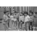 Cours d'EPS au Gymane Jules Guesde d'Issy-les-Moulineaux avec les élèves de CM2