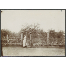 Le jardin de l'école : l'instituteur.
