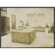 Lycée Fénelon. La cantine scolaire et la cuisine.
