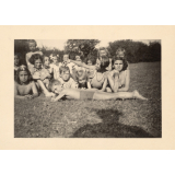 Groupe d'enfants dans l'herbe