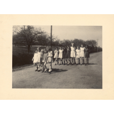 Fillettes en promenade sur une route