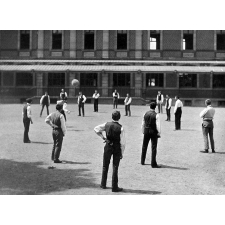 Ecole Normale d'Instituteaurs d'Arras. Activités de ballon en récréation. 