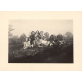 Groupe d'enfants assis dans l'herbe