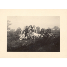 Groupe d'enfants assis dans l'herbe