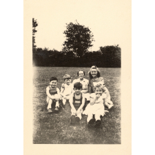 Portrait d'un groupe d'enfants assis dans l'herbe