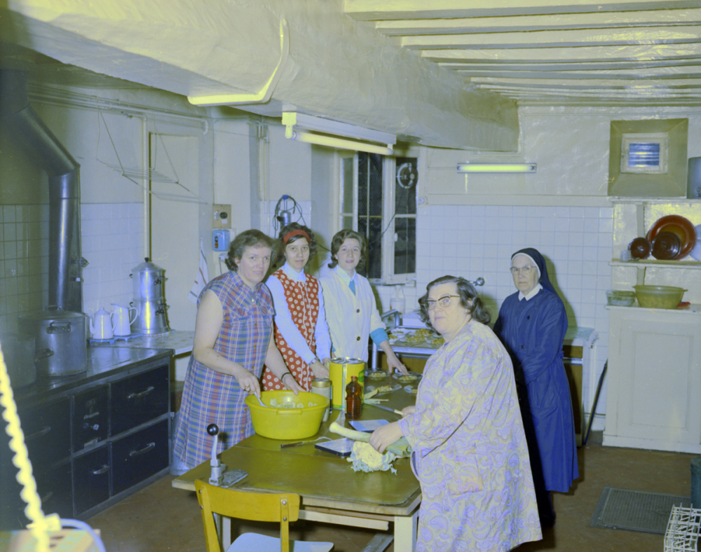 Pensionnat Beauvoisine, Rouen : photographie de membres du personnel en cuisine