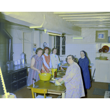 Pensionnat Beauvoisine, Rouen : photographie de membres du personnel en cuisine