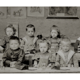 Ecole maternelle de Mâcon. Jeux de construction et l'entrelacement de lattes. 