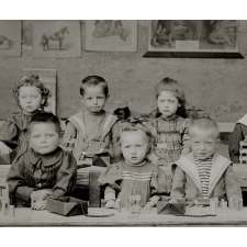 Ecole maternelle de Mâcon. Jeux de construction et l'entrelacement de lattes. 