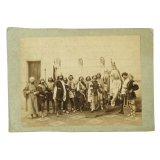 Troupe de théâtre en costumes. 