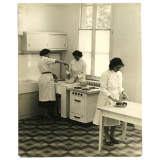 Cours de couture et de cuisine. 