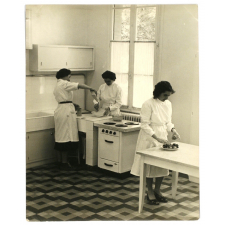 Cours de couture et de cuisine.