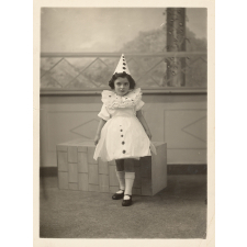 Petite fille costumée