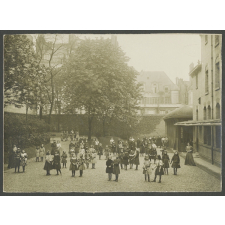Lycée Victor Hugo, Paris : cour de récréation et galerie d'entrée.