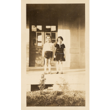 Portrait d'un garçon et d'une fillette se tenant par la main