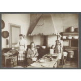 Jeunes femmes à la cuisine. 